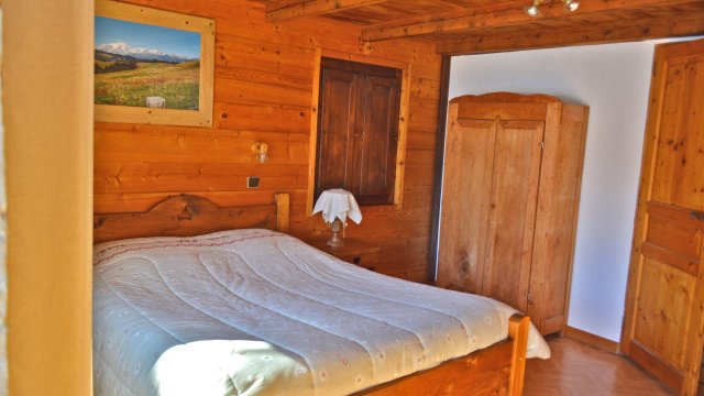 Chambre de devant, lit et armoire.