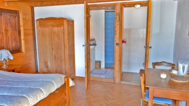 Chambre de devant, lit et salle de bain et wc