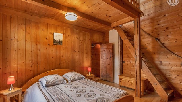 Deuxième chambre avec lit et accès mezzanine