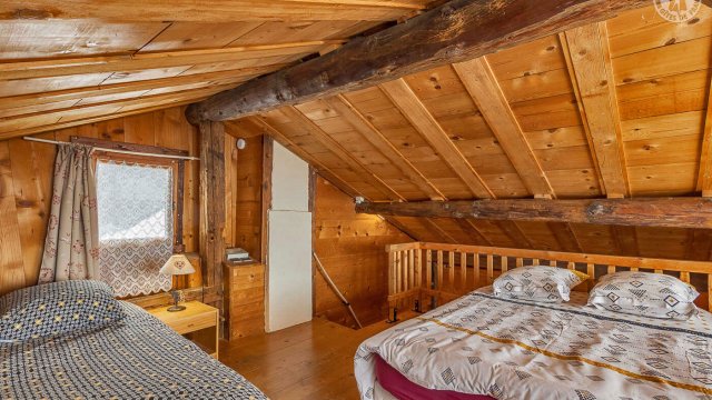 Chambre mezzanine avec 2 lits.