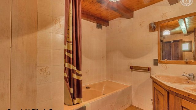 Salle de bain avec baignoire