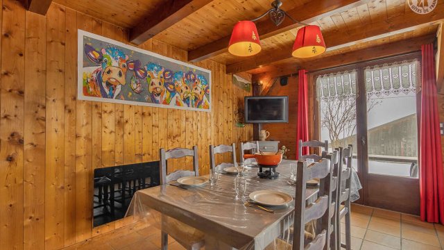 Salle à manger avec vue et TV du Gîte de France
