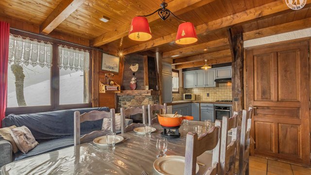 Salle à manger avec salon et cuisine du Gîte de la Touvière
