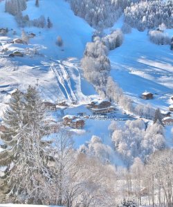 Le pied des pistes de ski en face de la Touvière